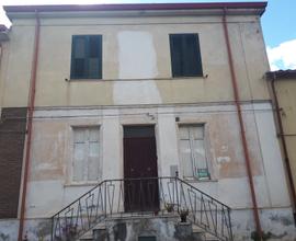 Indipendente con cortile da ristrutturare