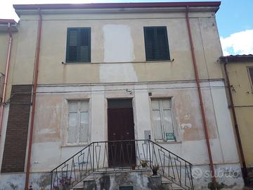 Indipendente con cortile da ristrutturare