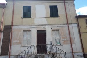 Indipendente con cortile da ristrutturare