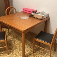 Tavolo in legno massello apribile, con 4 sedie