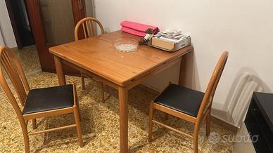 Tavolo in legno massello apribile, con 4 sedie