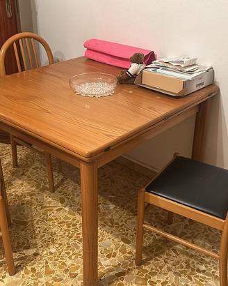 Tavolo in legno massello apribile, con 4 sedie