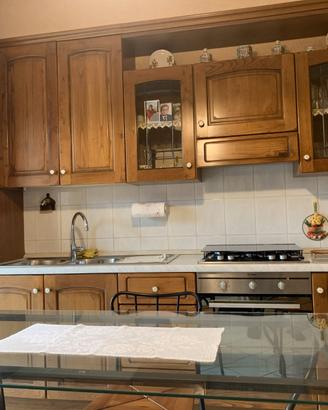 cucina completa con elettrodomestici nuovi e perfe