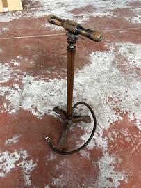 Antica pompa da biciclette