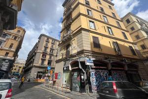 NEGOZIO A NAPOLI
