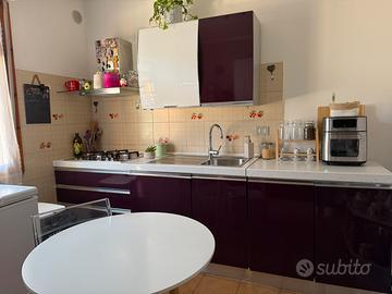 Cucina con elettrodomestici