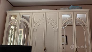 Grande Armadio in Legno Laccato e Specchi ad Arco