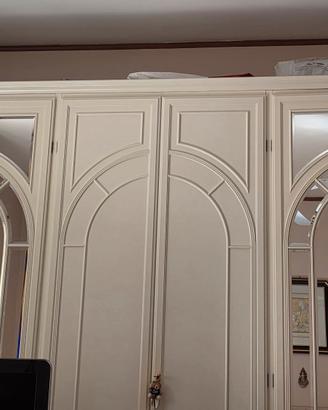 Grande Armadio in Legno Laccato e Specchi ad Arco