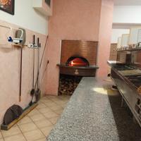 Pizzeria asporto con forno a legna
