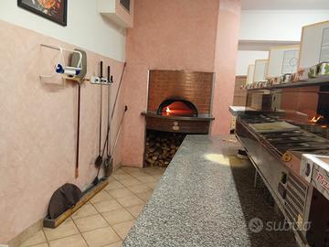 Pizzeria asporto con forno a legna