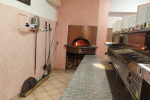 Pizzeria asporto con forno a legna
