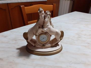 Soprammobile 15 x 15 cm con 2 cavalli e orologio