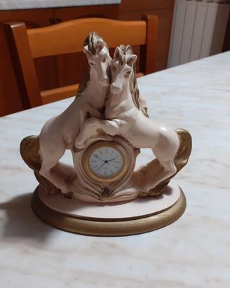 Soprammobile 15 x 15 cm con 2 cavalli e orologio