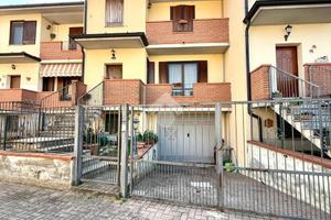 VILLA A SCHIERA A MONTODINE