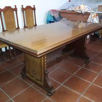 Tavolo d'epoca con sedie