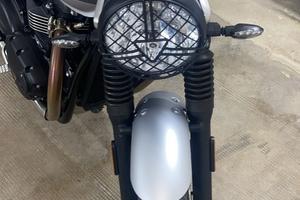 Triumph street twin 900 seminuova