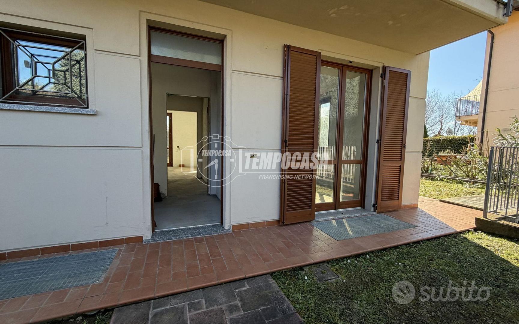 Esclusiva villa bifamiliare con giardino su tre la - Vista 3