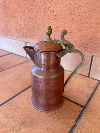 Piccola brocca vintage in rame e ottone