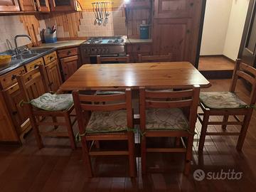 Tavolo con 6 sedie in pino