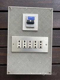 quadro elettrico  21x30 + 5 prese Ticino