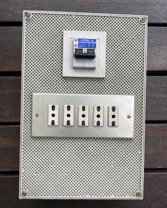 quadro elettrico  21x30 + 5 prese Ticino