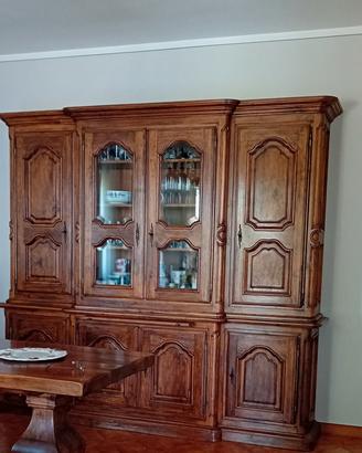elegante e capiente  mobile in legno massello 