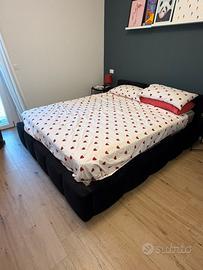 Letto con cassone nero imbottito