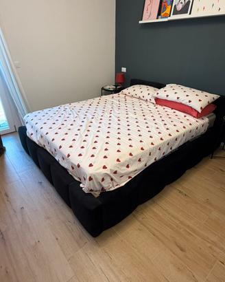 Letto con cassone nero imbottito