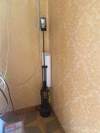 Lampada da terra o da tavolo nera