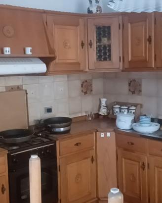 cucina in legno con elettrodomestici 