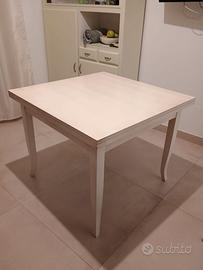 Tavolo allungabile con 6 sedie color crema € 200