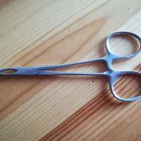 pinza emostatica