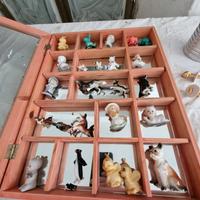Bacheca in legno completa di miniature Vintage