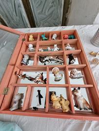 Bacheca in legno completa di miniature Vintage