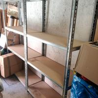 2 scaffali metallici con ripiani in legno