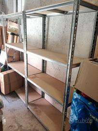 2 scaffali metallici con ripiani in legno