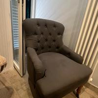 Poltrona grigia come nuova , con piedi in legno