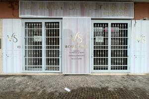 Locale Commerciale in Via Zara, 51