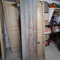 Porta vecchia in legno ad un battente