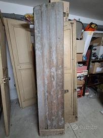 Porta vecchia in legno ad un battente