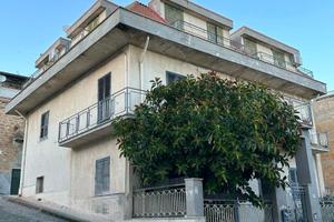 Casa indipendente su tre piani Pietraperzia (EN)