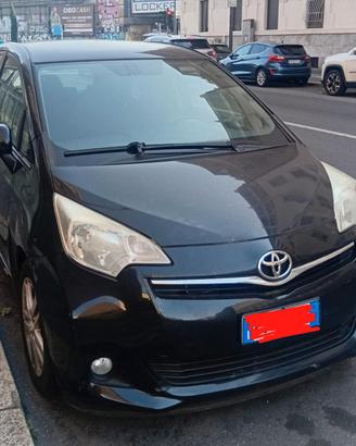 Macchina Toyota Verso S 2011