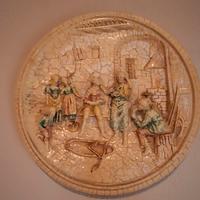 Piatti da appendere in gesso antichi