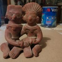 statuine in terracotta in stile precolombiano