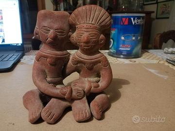 statuine in terracotta in stile precolombiano