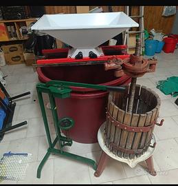 Torchio conpleto per fare il vino
