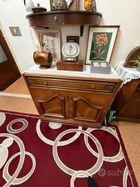 Coppia di mobili in legno stile classico