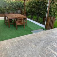 Tavolo piu sedie da giardino