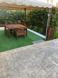 Tavolo piu sedie da giardino