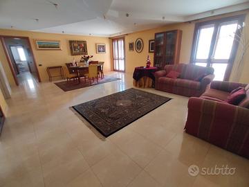 Siracusa Via Noto Ampio 7 Vani, Garage